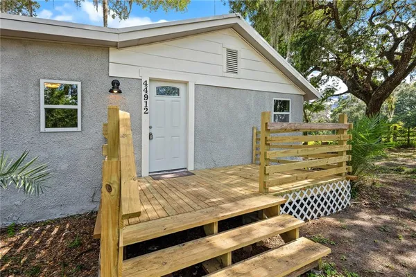 a view of a house with backyard
