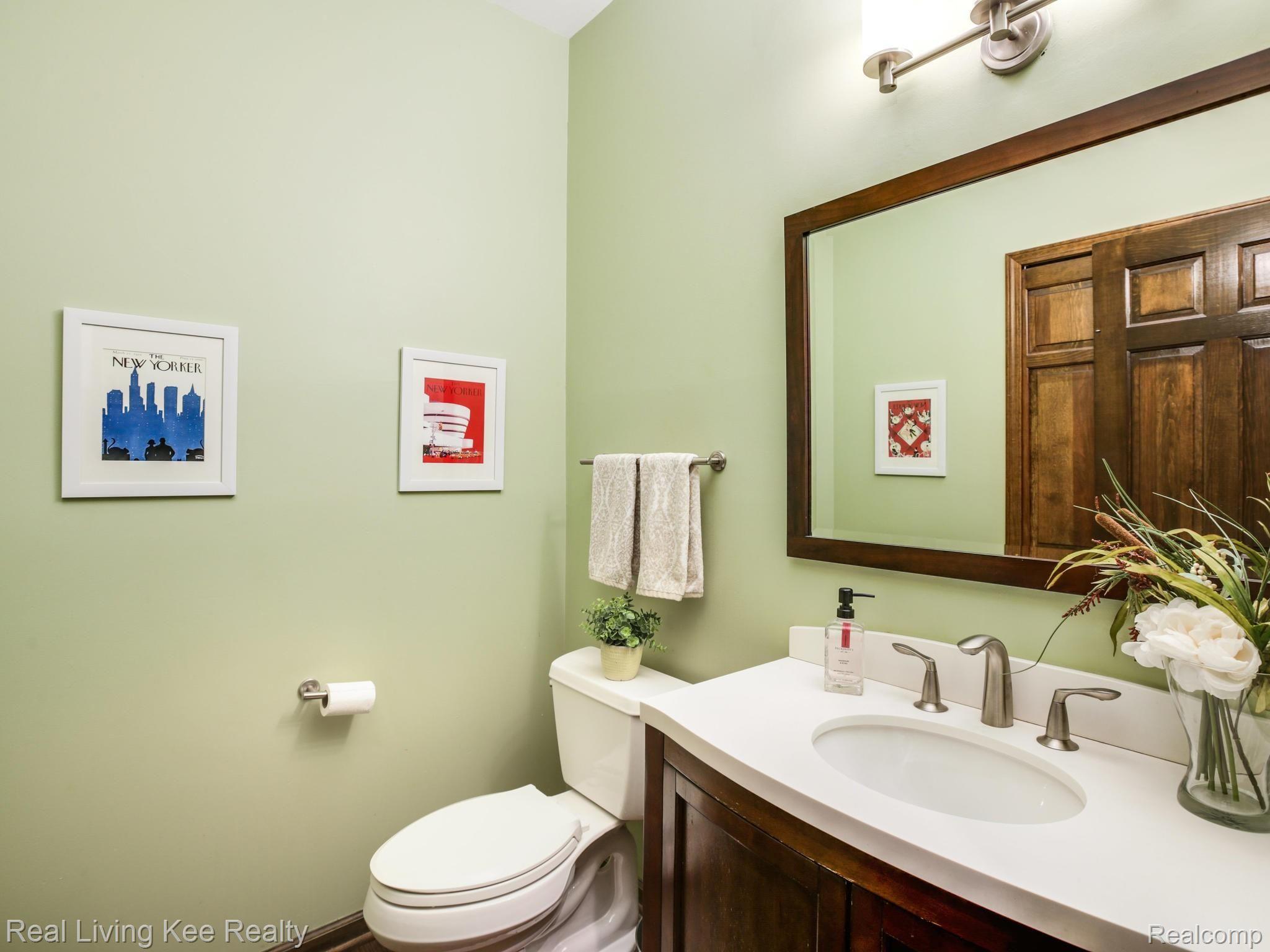2412 Munster Road Rochester, MI 48309 - Photo 15 of 40 1st floor 1/2 bath