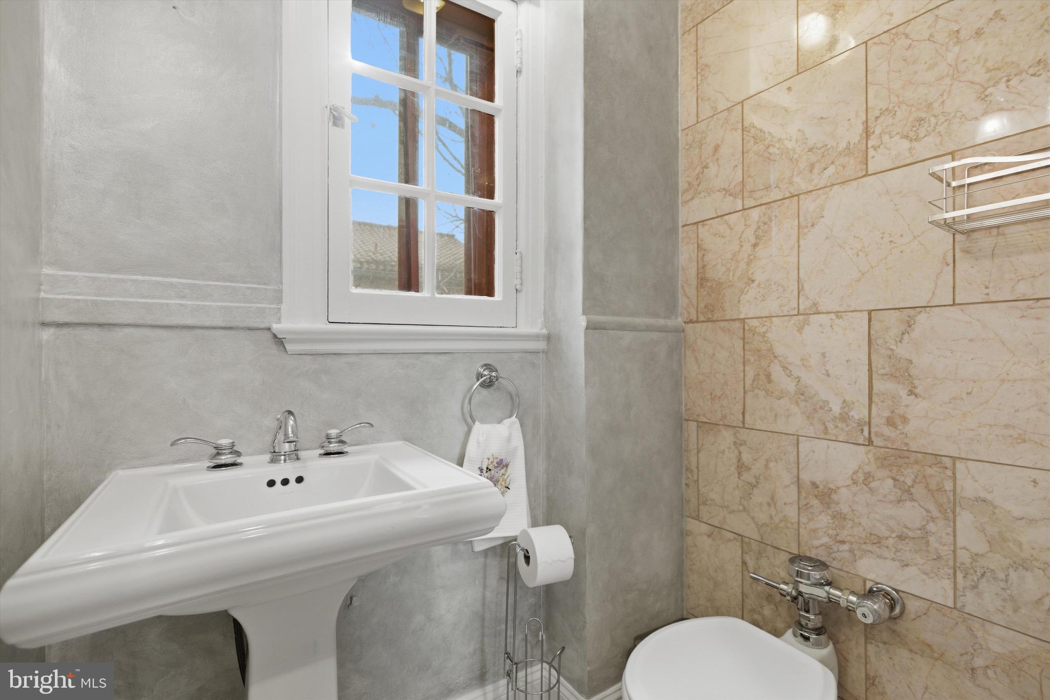 230 Stony Run Lane, Unit 4F Baltimore, MD 21210 - Photo 18 of 24 a bathroom with a sink toilet and a mirror