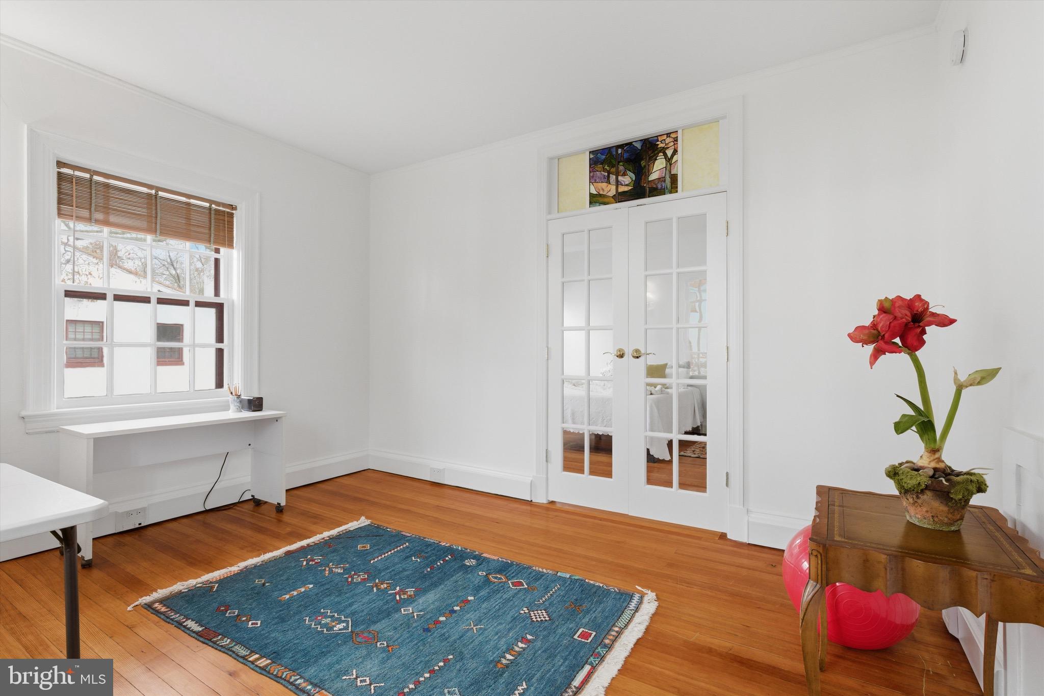 230 Stony Run Lane, Unit 4F Baltimore, MD 21210 - Photo 22 of 24 a living room with furniture and a potted plant