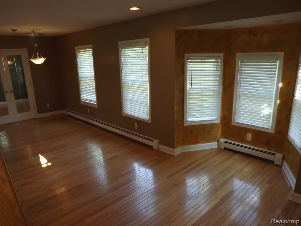 1850 Dawes Avenue Rochester, MI 48307 - Photo 11 of 16 Living Room.jpg