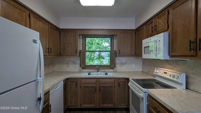 $1,500 | 821 Salina Street, Schenectady, NY 12308