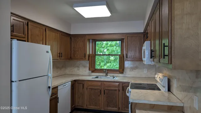 $1,500 | 821 Salina Street, Schenectady, NY 12308