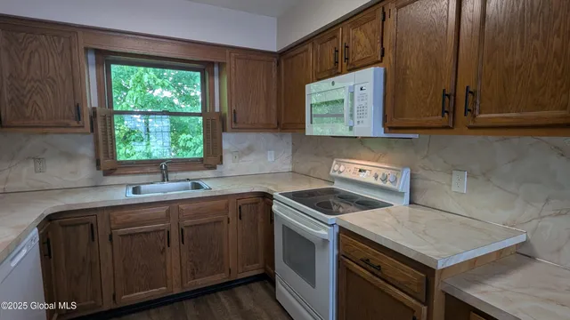 $1,500 | 821 Salina Street, Schenectady, NY 12308