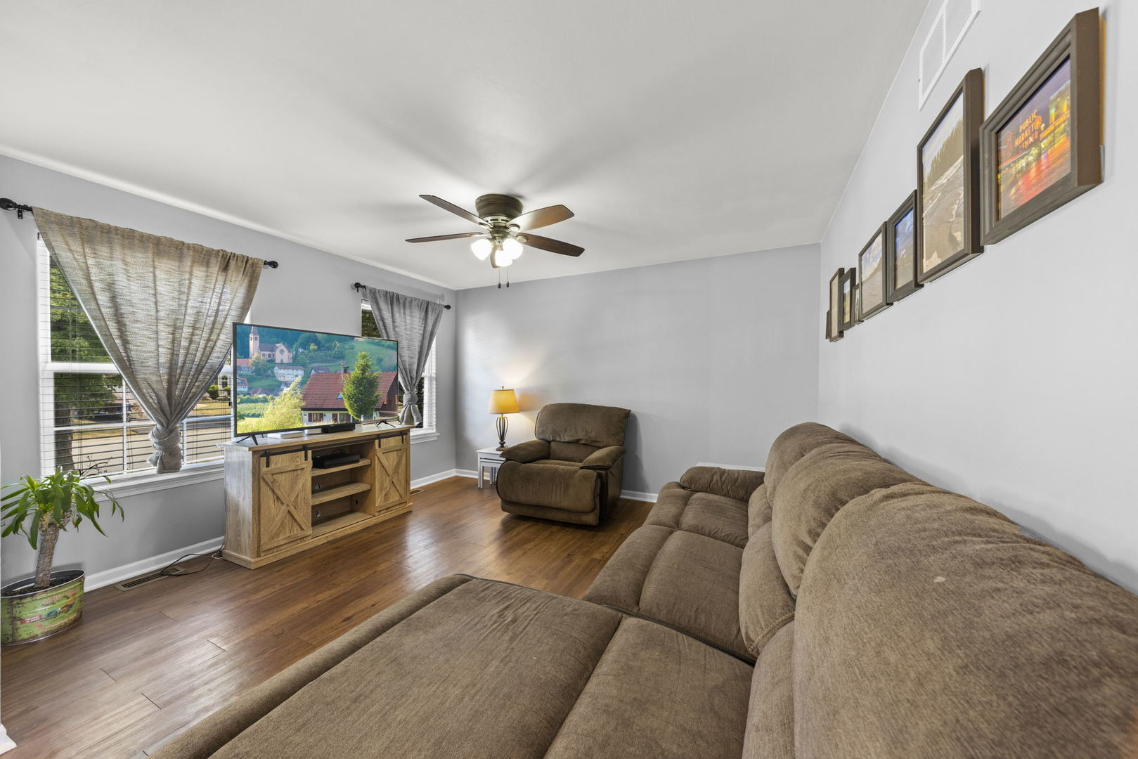 1009 Addleman Street Joliet, IL 60431 - Photo 4 of 38