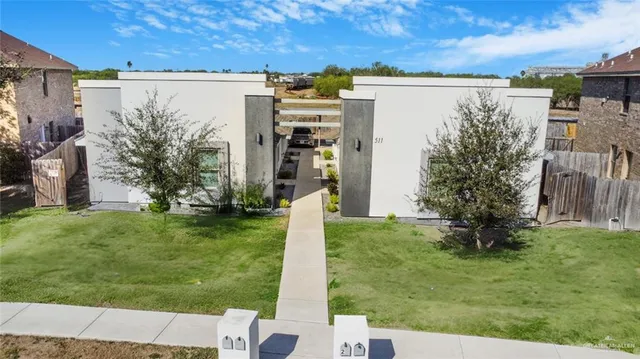 a view of a backyard