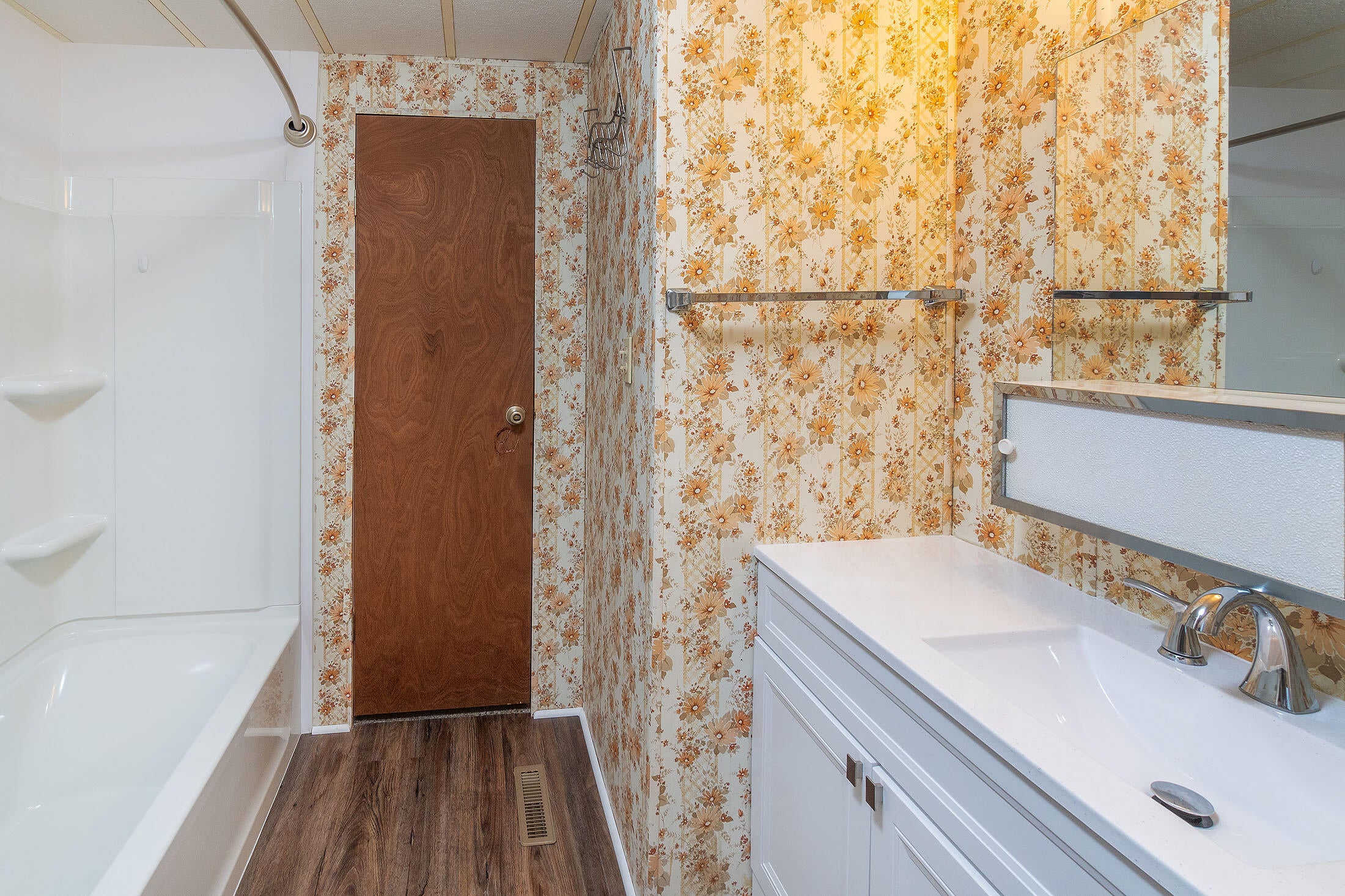 60959 Ridge Drive Bend, OR 97702 - Photo 9 of 21 bathroom with shower/tub, brand new vanity & laminate floors.