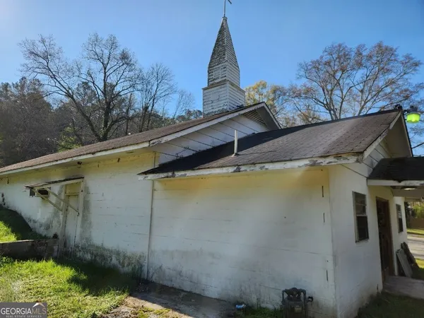 a view of a house with backyard and a chair