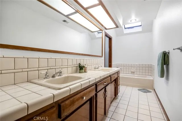 $829,000 | 3735 West Woodside Avenue, Visalia, CA 93291