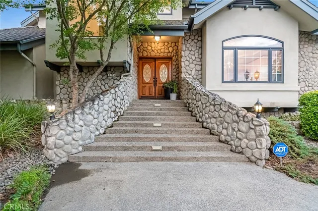 $829,000 | 3735 West Woodside Avenue, Visalia, CA 93291