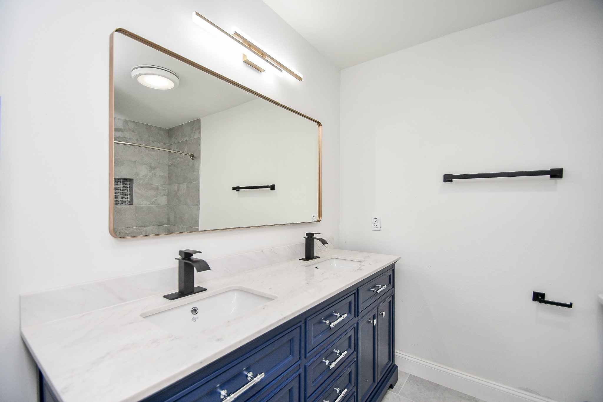 5801 Lumberdale Road, Unit 120 Houston, TX 77092 - Photo 35 of 45 a bathroom with a sink and a mirror