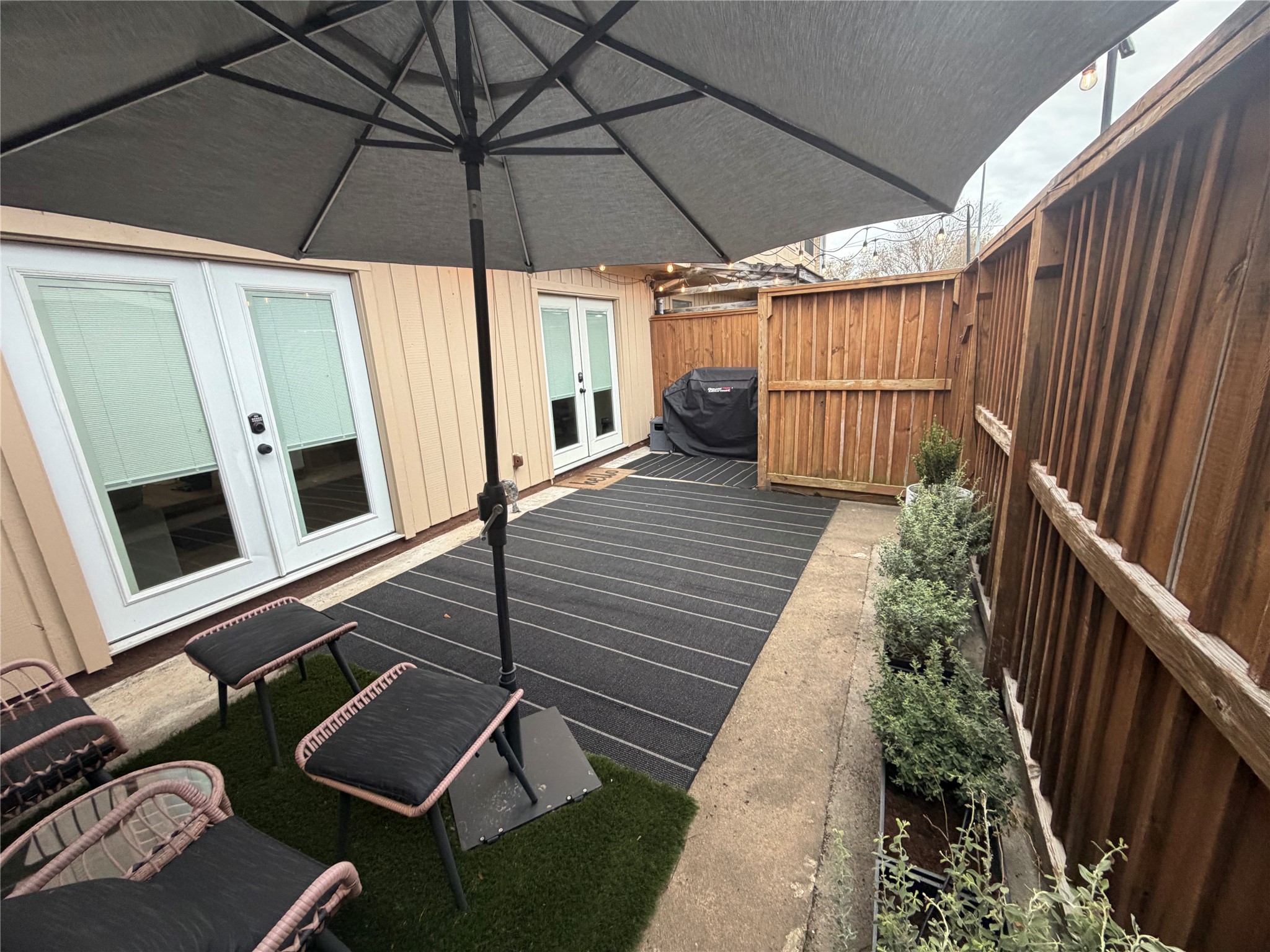 5801 Lumberdale Road, Unit 120 Houston, TX 77092 - Photo 43 of 45 a balcony with table and chairs