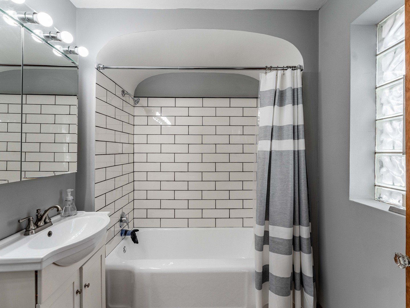 3519 Ridgeland Avenue Berwyn, IL 60402 - Photo 14 of 29 a bathroom with a bathtub and shower