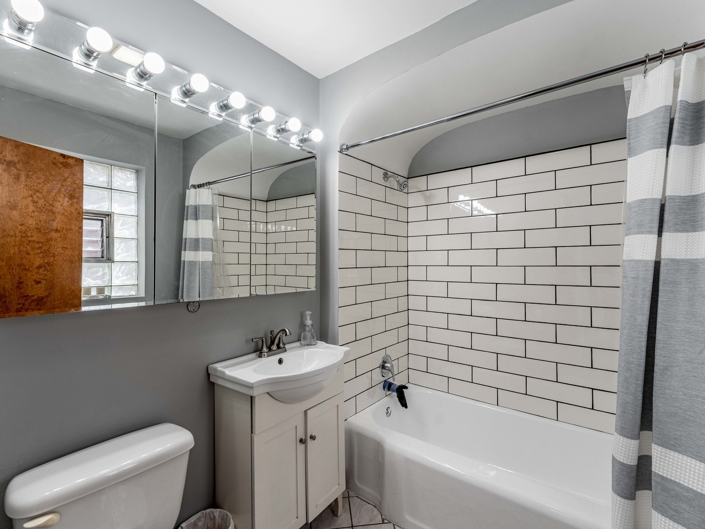 3519 Ridgeland Avenue Berwyn, IL 60402 - Photo 15 of 29 a bathroom with a sink mirror toilet and bathtub