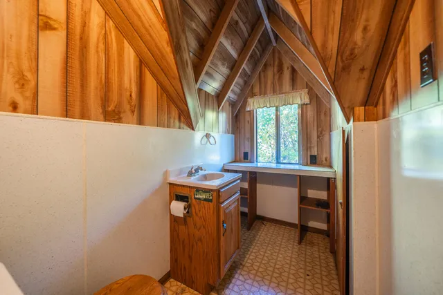 a view of yard with trees