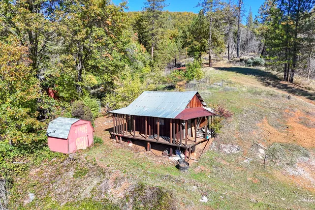 a view of small house with a small yard