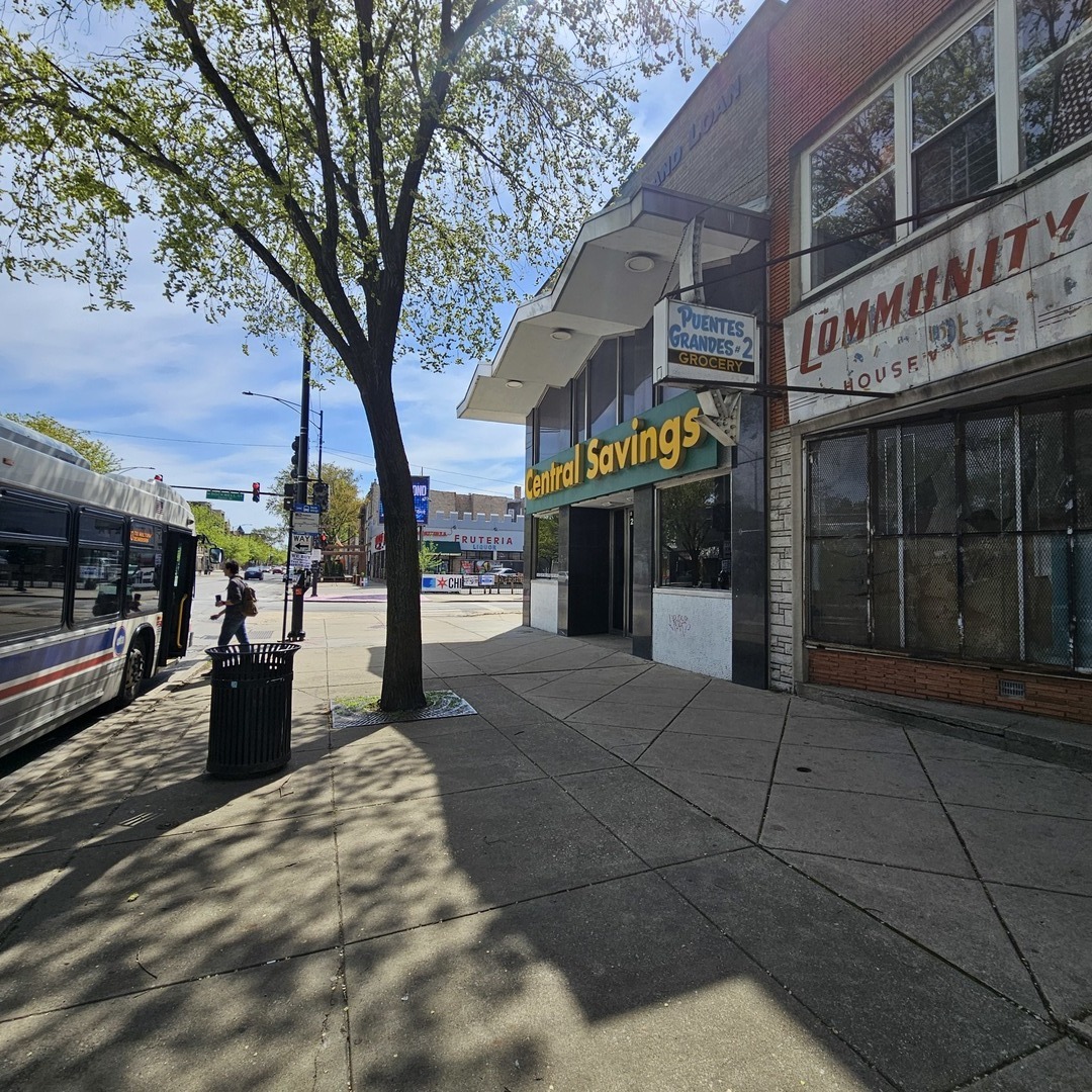 2605 West Division Street Chicago, IL 60622 - Photo 2 of 5 a view of a building with sitting area