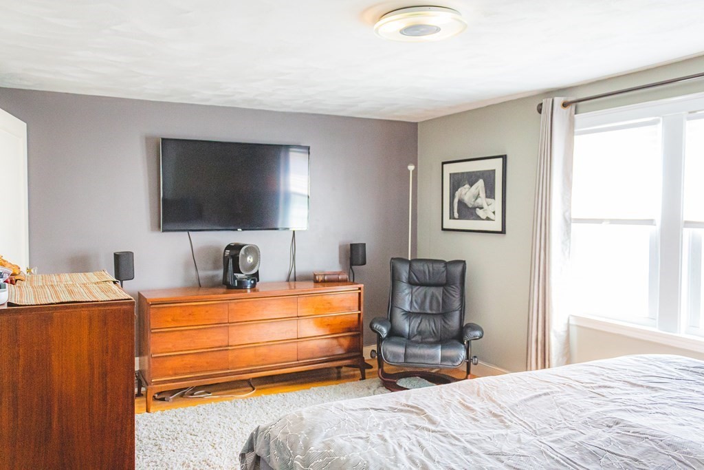 77 Oregon Street Springfield, MA 01118 - Photo 13 of 24