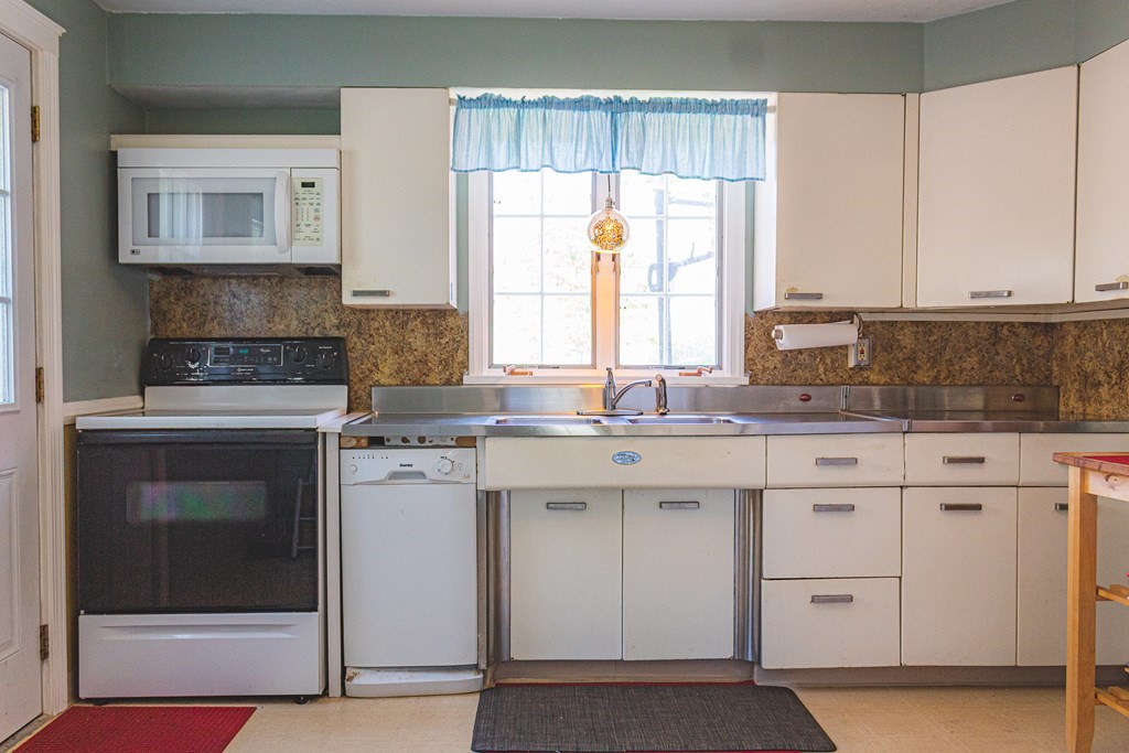 77 Oregon Street Springfield, MA 01118 - Photo 3 of 24