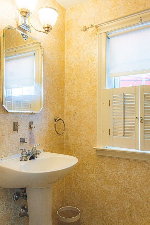 77 Oregon Street Springfield, MA 01118 - Photo 5 of 24