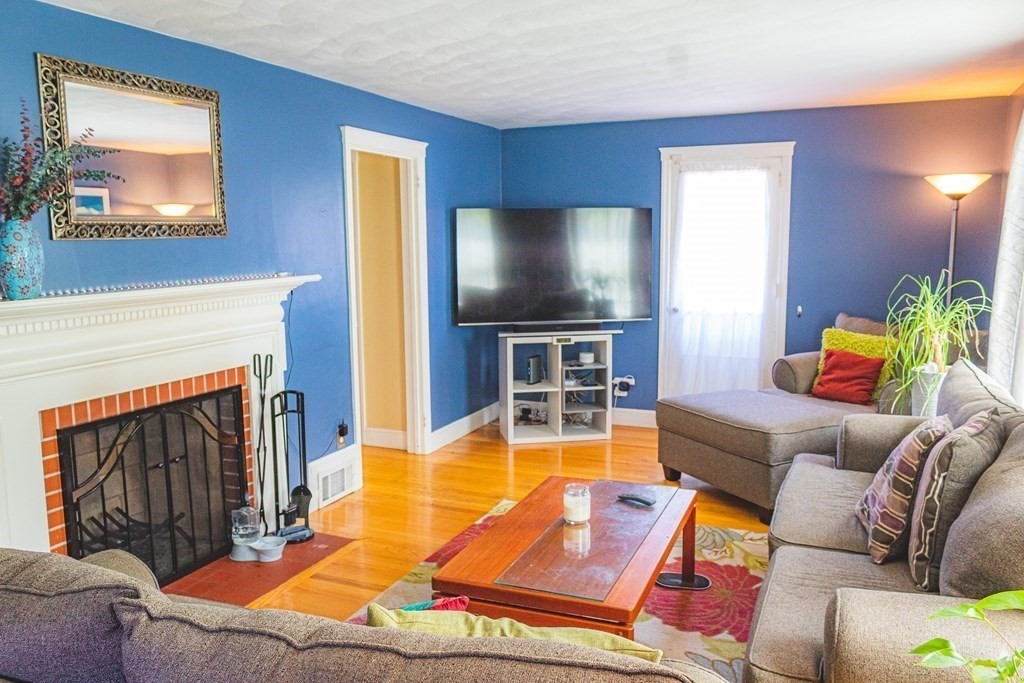 77 Oregon Street Springfield, MA 01118 - Photo 9 of 24