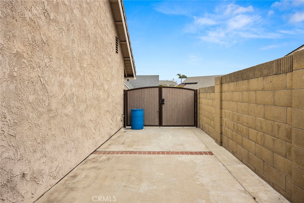 2352 Caper Tree Drive Tustin, CA 92780 - Photo 27 of 29 a view of a garage