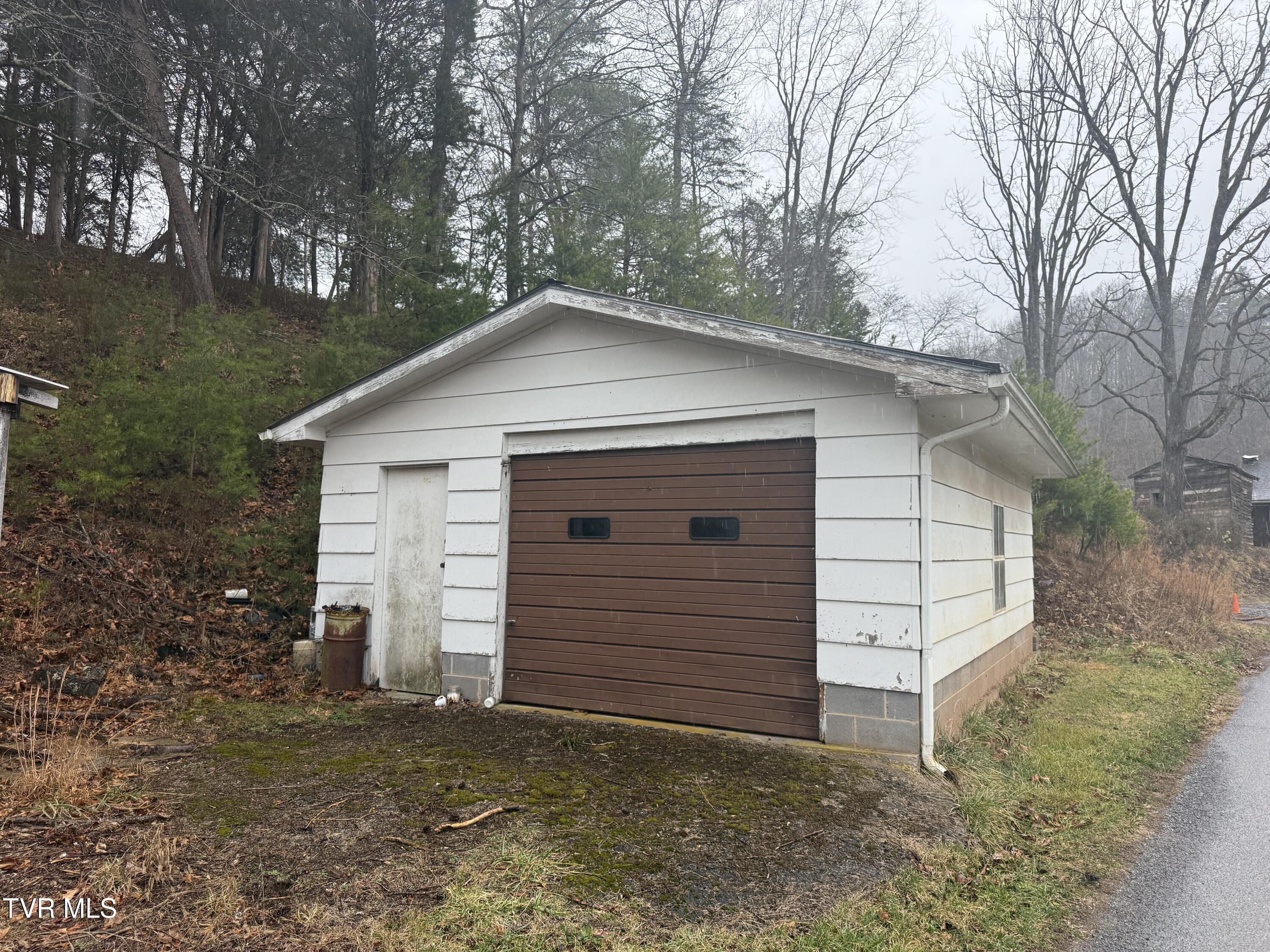 114 Pearl Bowers Road Elizabethton, TN 37643 - Photo 5 of 5 IMG_1897