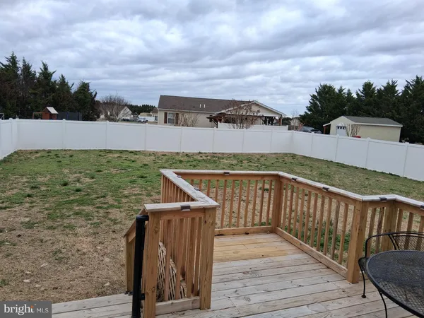 a view of entryway with a yard