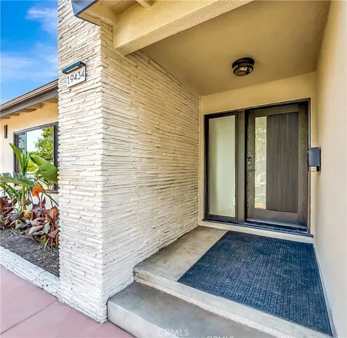 a view of a house with backyard and porch