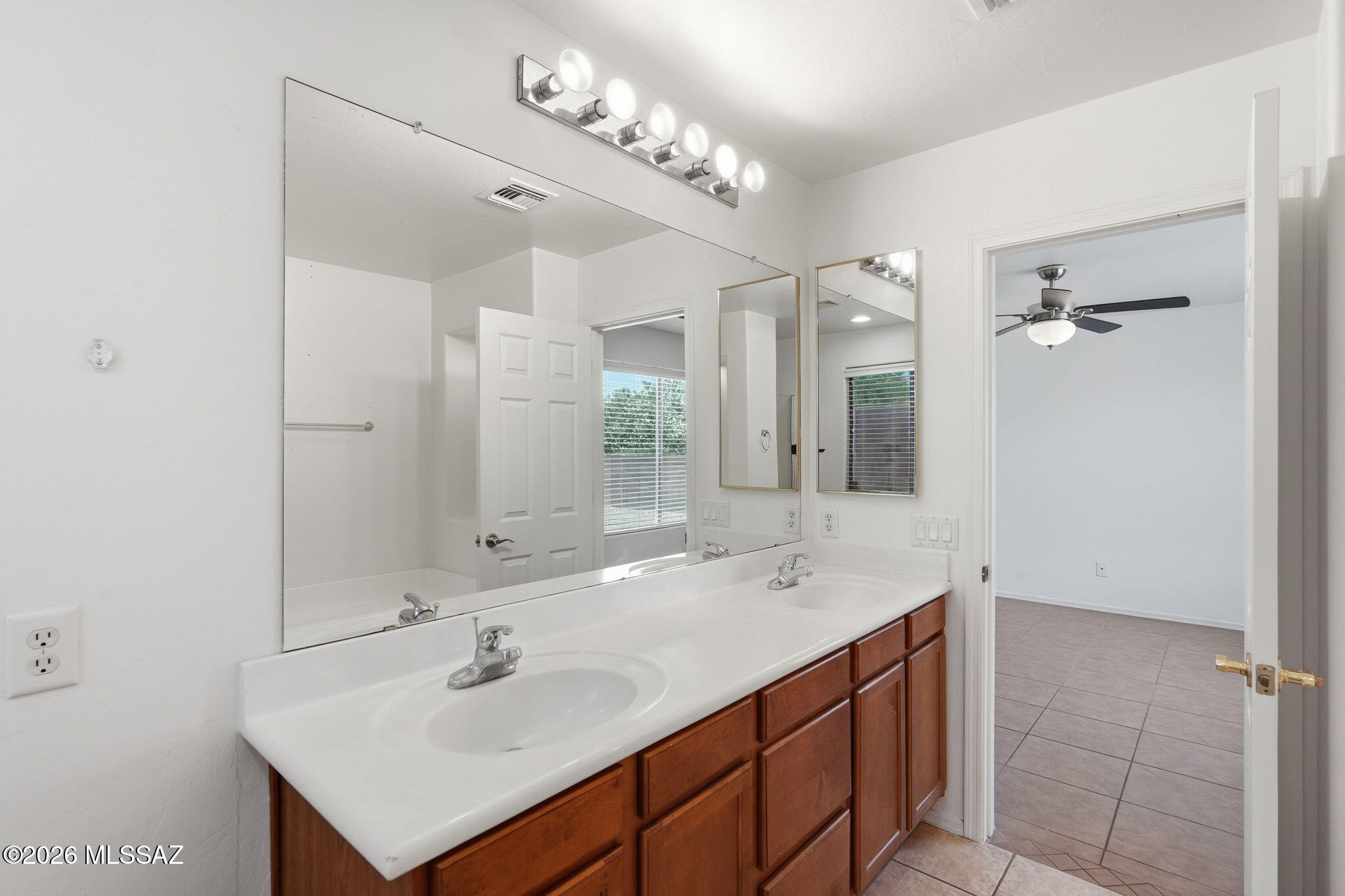 8435 East Bowline Road Tucson, AZ 85710 - Photo 7 of 42 Owner's Bathroom