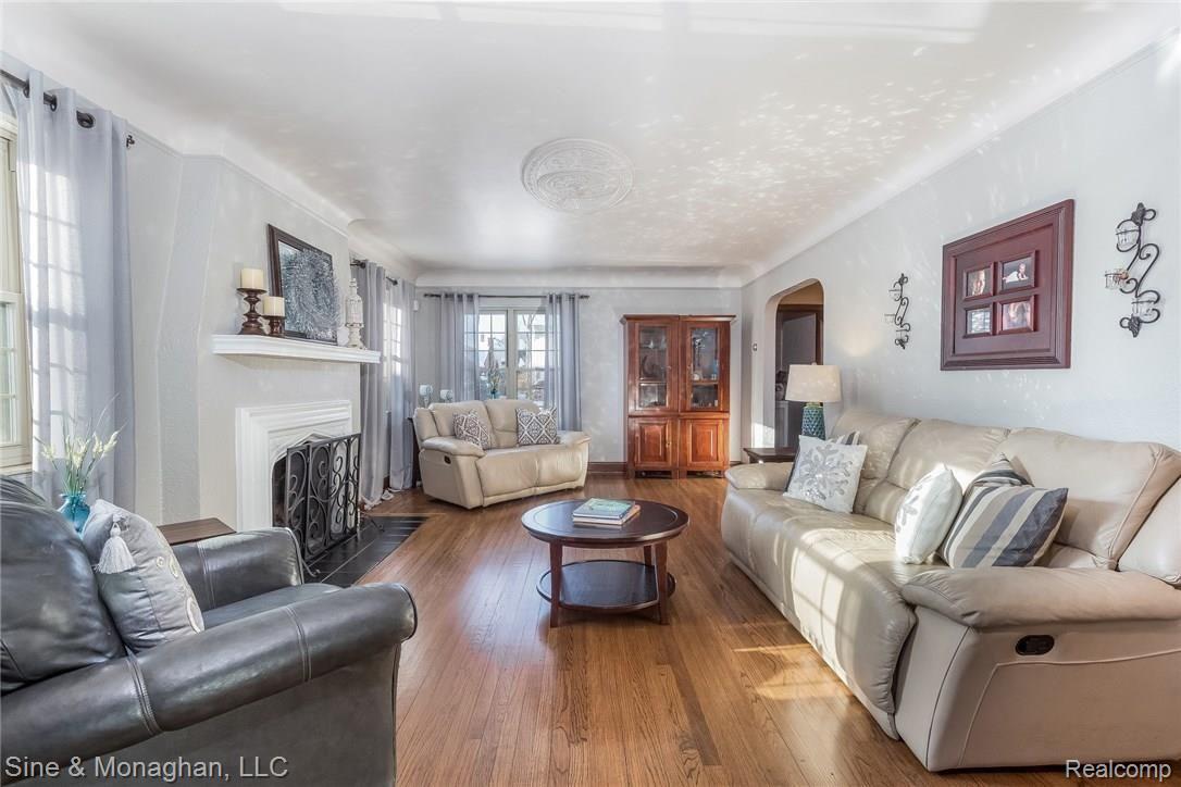 818 Cadieux Road Grosse Pointe, MI 48230 - Photo 5 of 45 009-Living_Room-5191675-medium.jpg