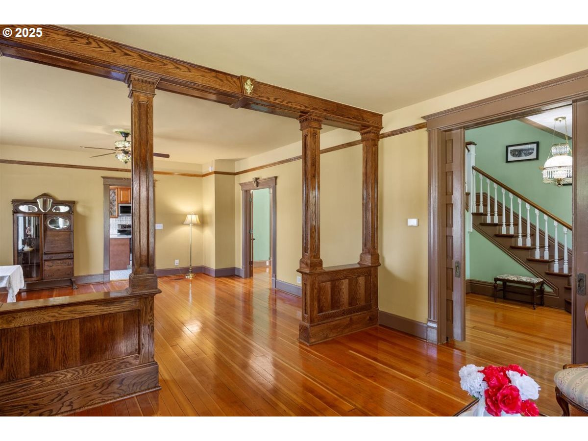 221 Main Street Riddle, OR 97469 - Photo 13 of 43 Living Room/Entrance