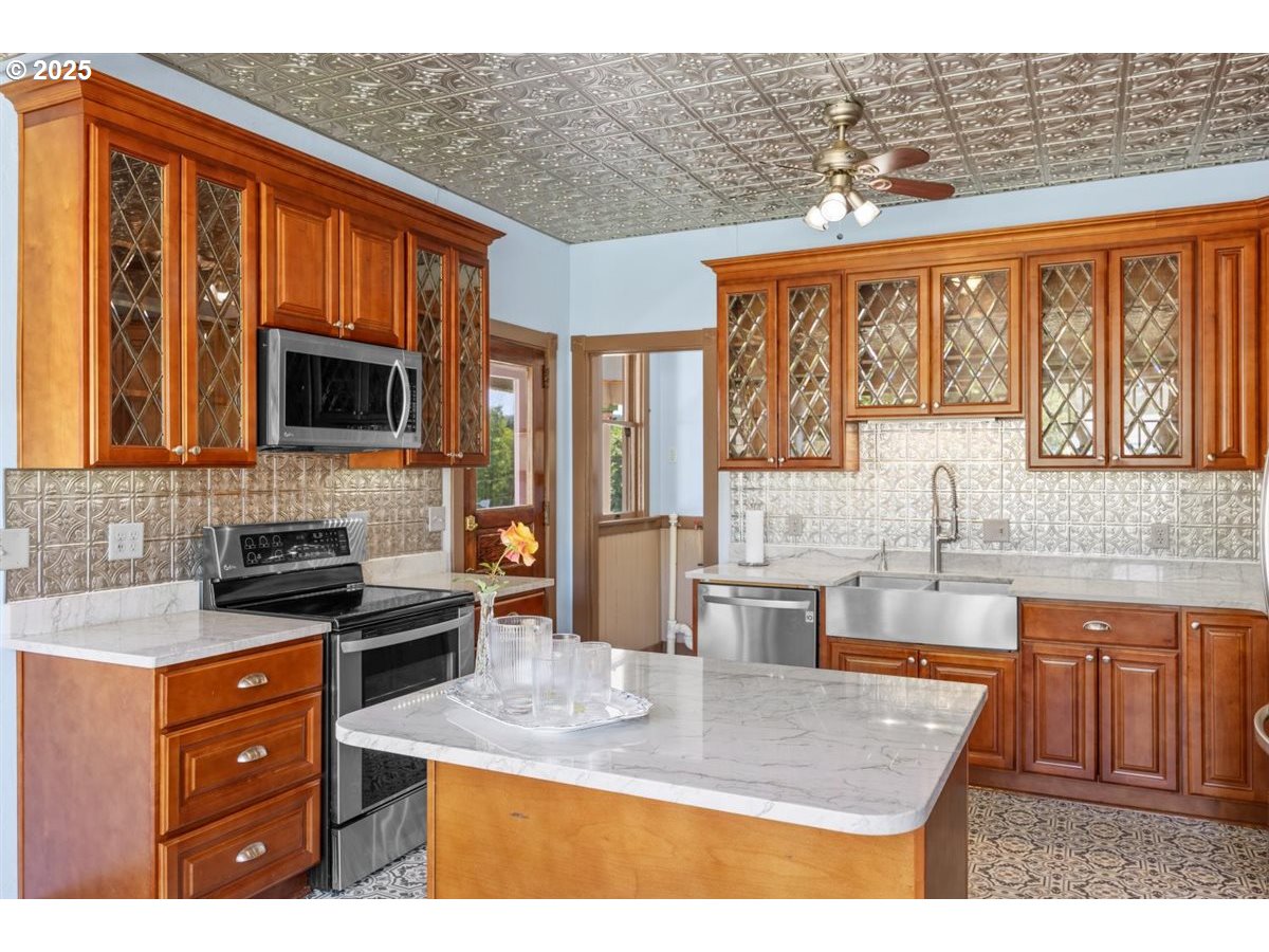 221 Main Street Riddle, OR 97469 - Photo 18 of 43 Dining Room