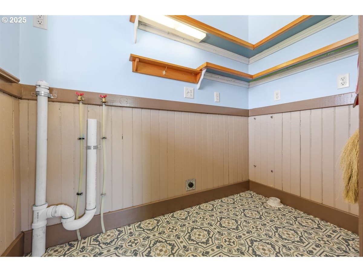 221 Main Street Riddle, OR 97469 - Photo 22 of 43 Breakfast Area