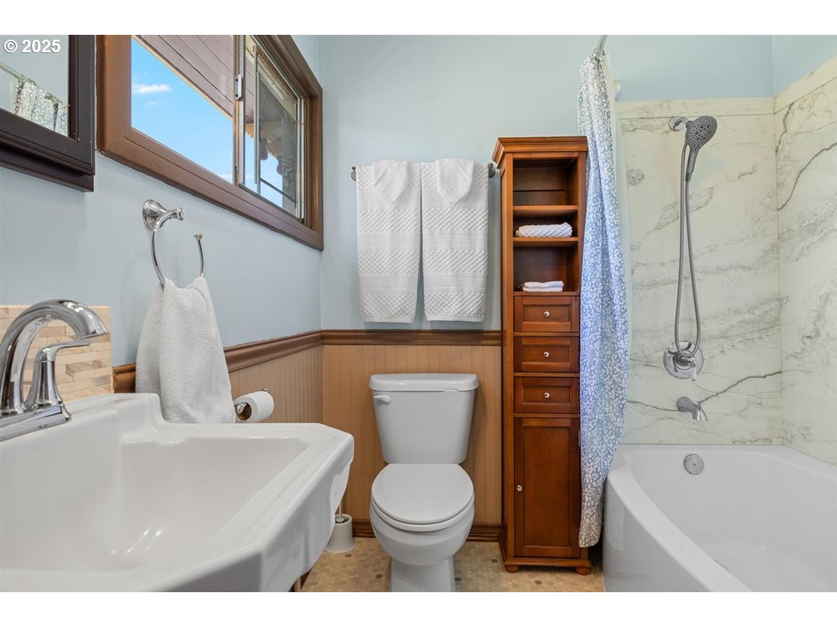 221 Main Street Riddle, OR 97469 - Photo 32 of 43 Hallway