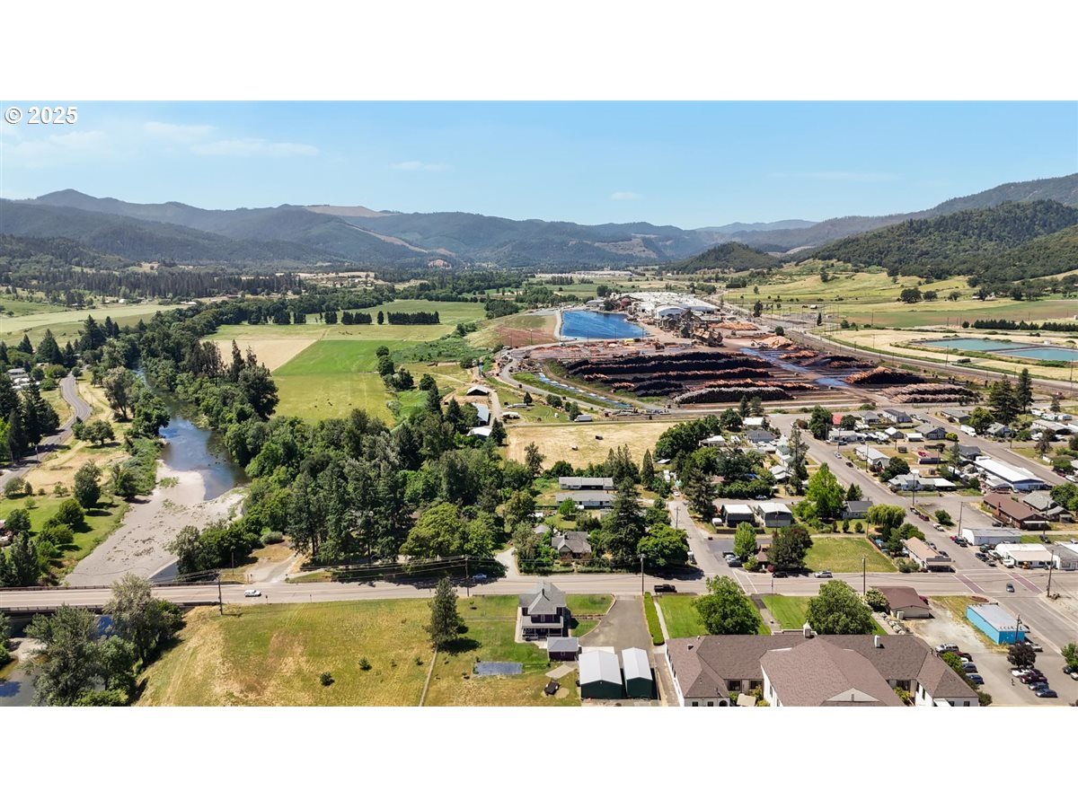 221 Main Street Riddle, OR 97469 - Photo 36 of 43 Shop