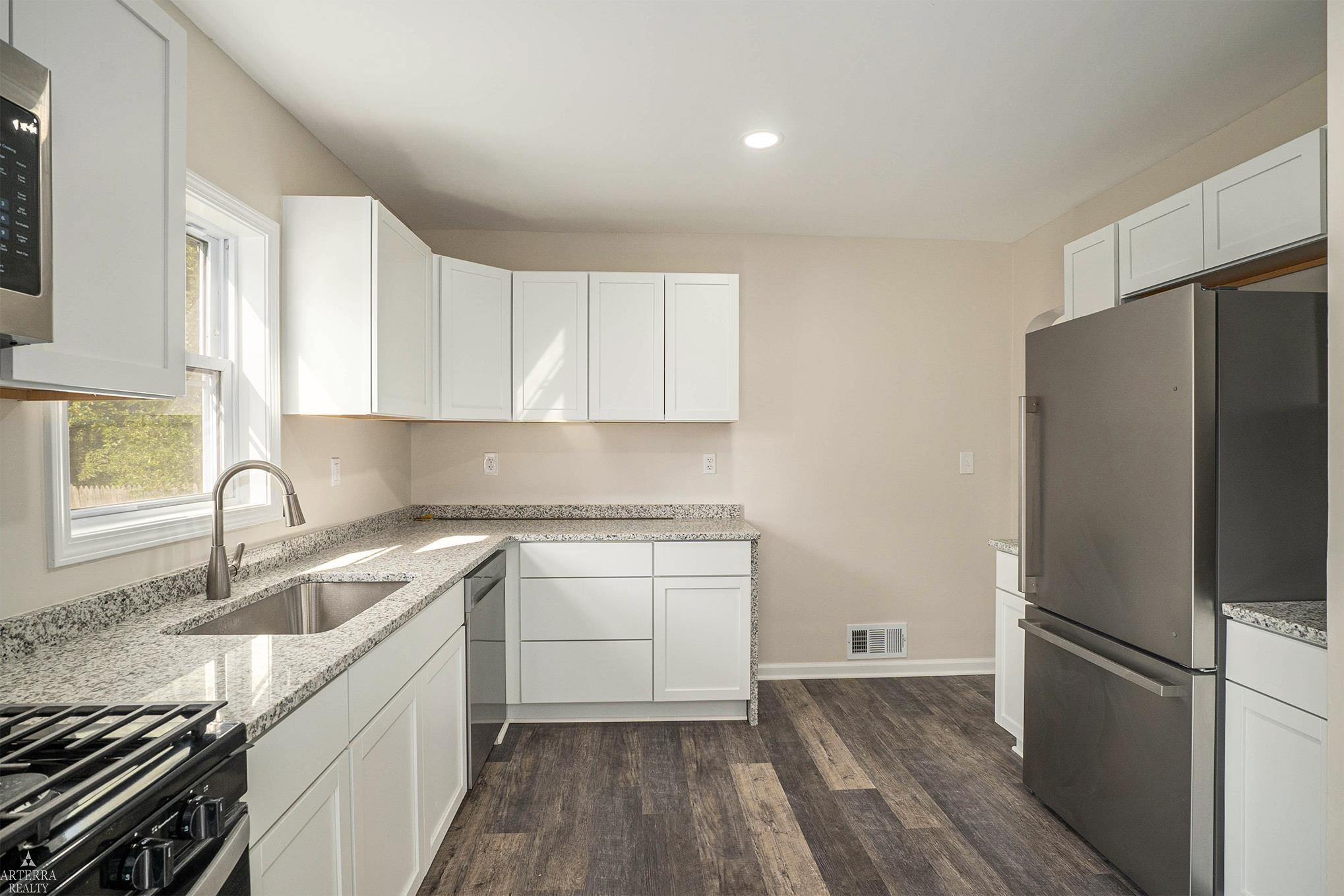5122 Lapeer Road Burton, MI 48509 - Photo 8 of 25 50154288-678e60ed-06fb-47e3-8d5f-d7d1e6c67042.JPG