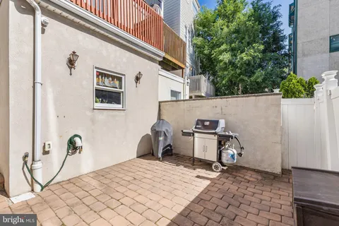 a view of a house with backyard
