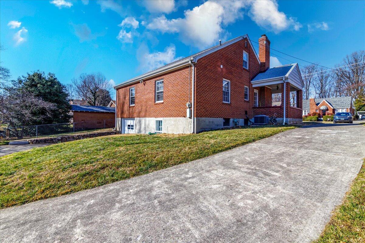 2510 Tillett Road Southwest Roanoke, VA 24015 - Photo 24 of 26 25-09-2510 Tillet Rd SW-4945-Edit