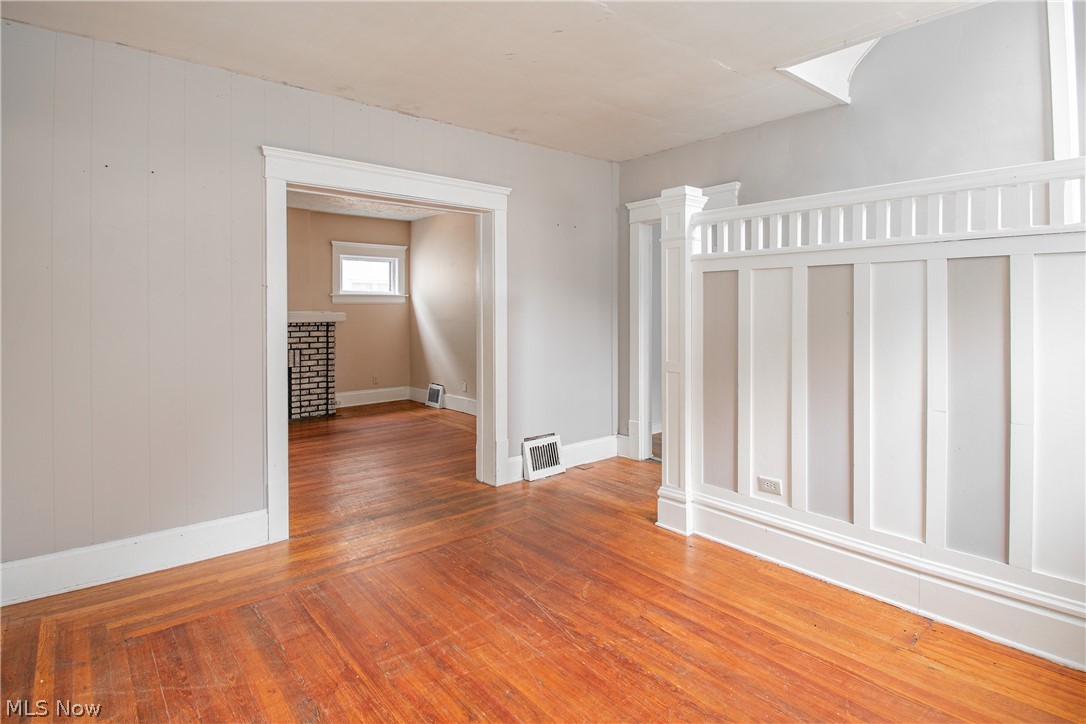 665 Thayer Street Akron, OH 44310 - Photo 3 of 38