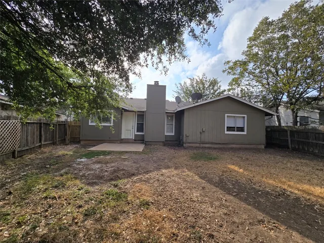 a house view with backyard space