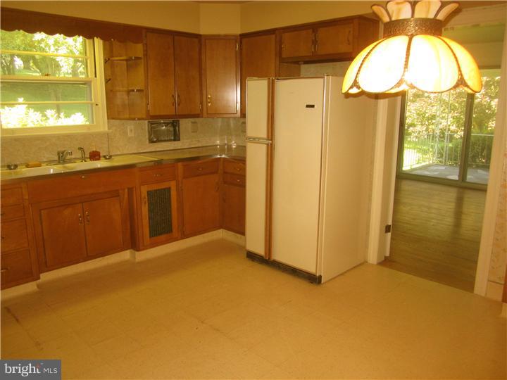 815 Spring Valley Road Springfield, PA 19064 - Photo 10 of 25 Kitchen