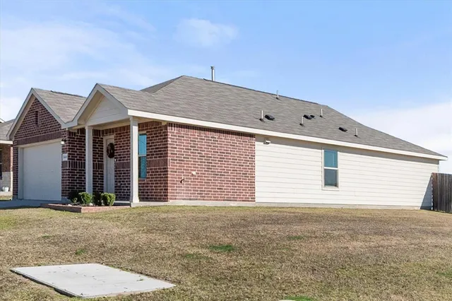 a view of a house with a backyard