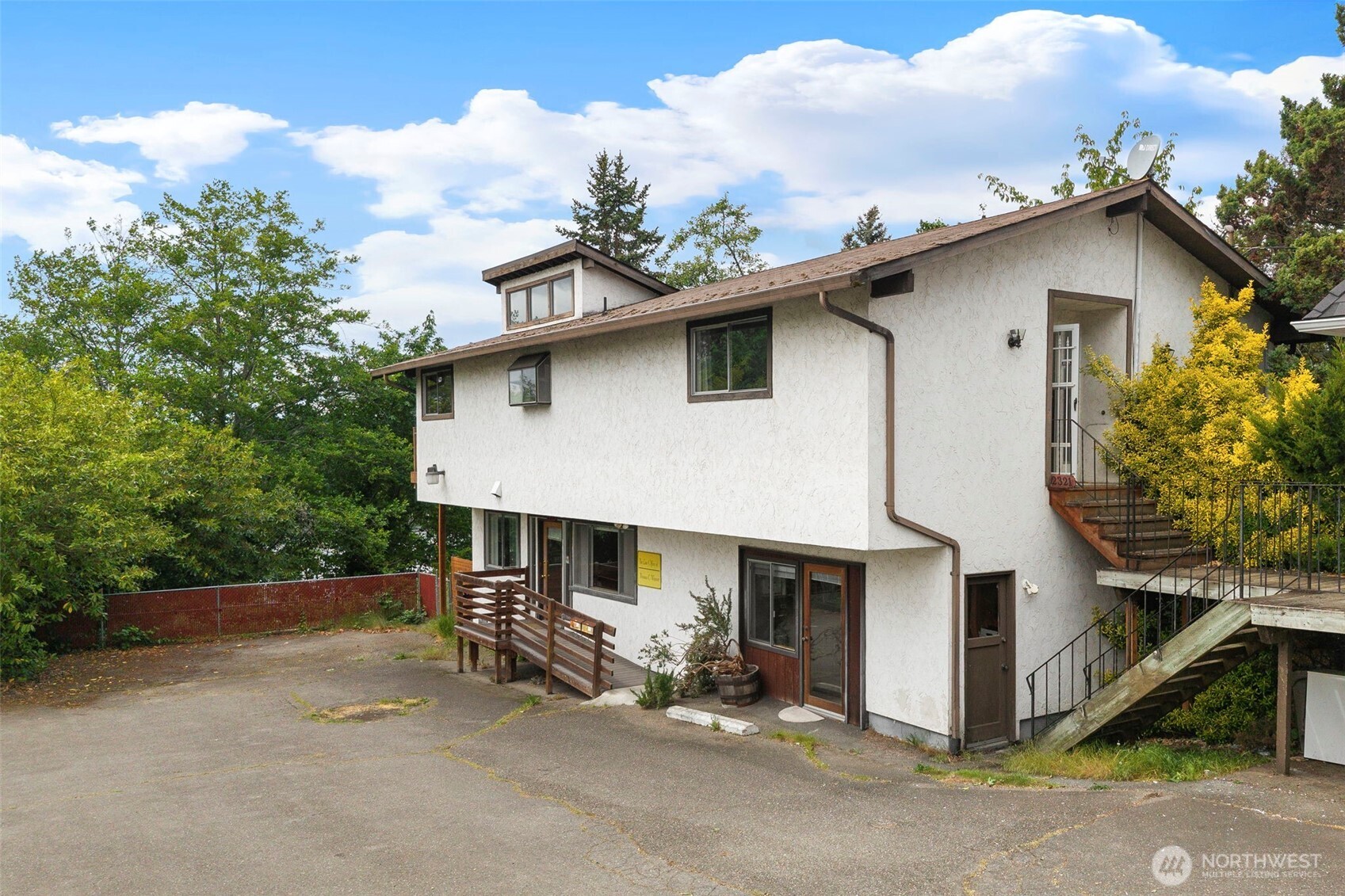 2321 Wheaton Way Bremerton, WA 98310 - Photo 2 of 27 Gallery Image 2