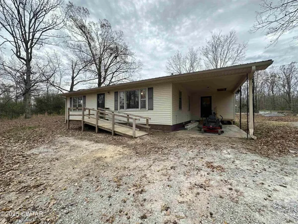 a view of a dry yard