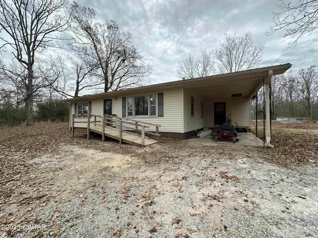 a view of a dry yard