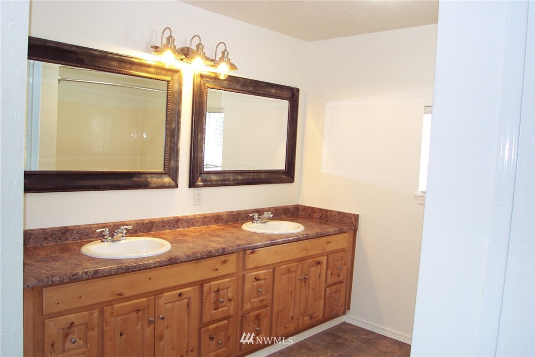 13725 Rainier Road Southeast Rainier, WA 98576 - Photo 11 of 23 Gallery Image 11