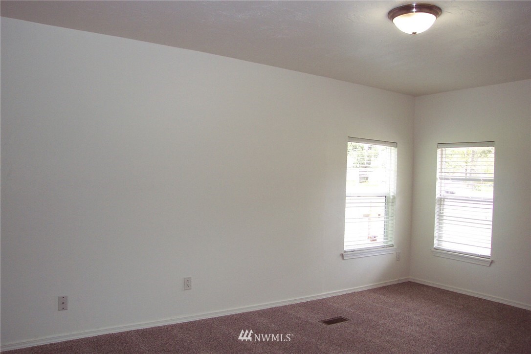 13725 Rainier Road Southeast Rainier, WA 98576 - Photo 9 of 23 Gallery Image 9
