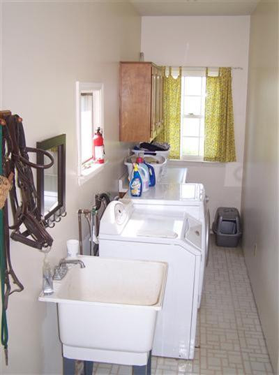 2793 Bowman Mill Road Lexington, KY 40513 - Photo 20 of 38 Laundry room with wash tub.