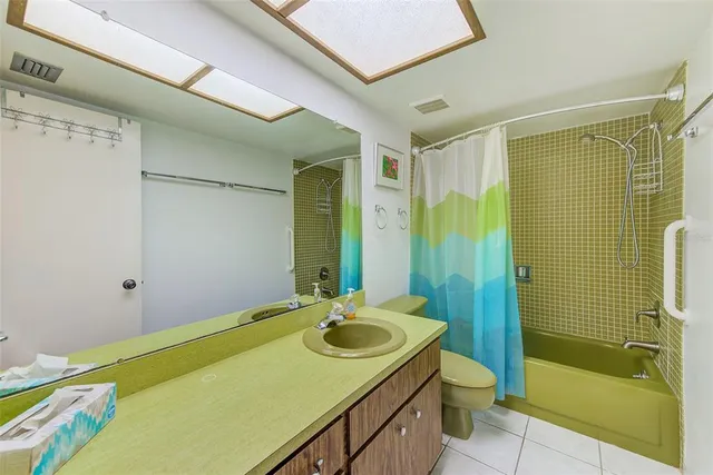 $2,000 | 10216 Regal Drive, Unit 705, Largo, FL 33774